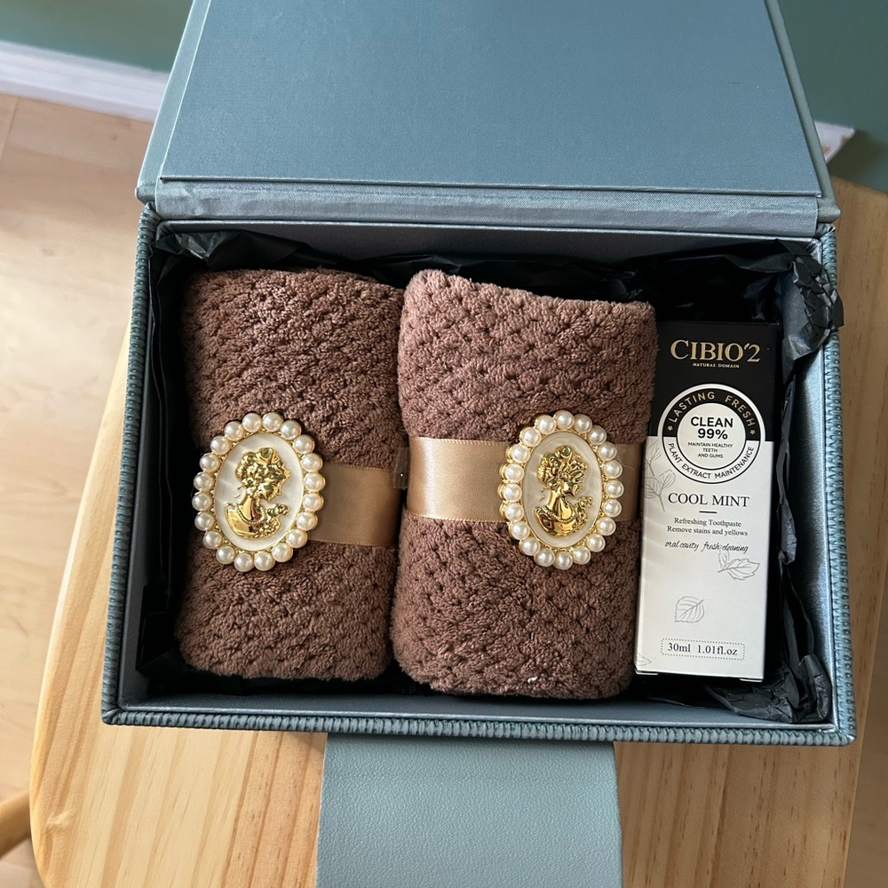 GIFT BOX - 2 Face Towels and Fancy Toothpaste